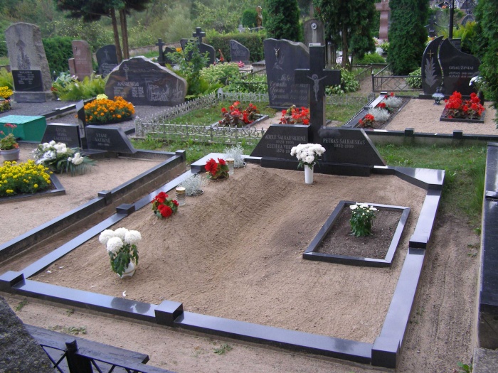 Adelės ir Petro Šalkauskų kapas Utenos senosiose kapinėse, 2011 m.